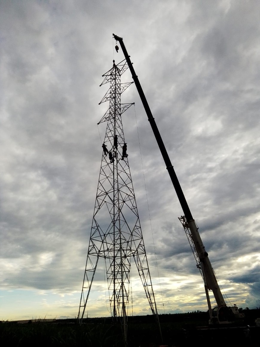 Montagem de torre de rede de alta tensão
