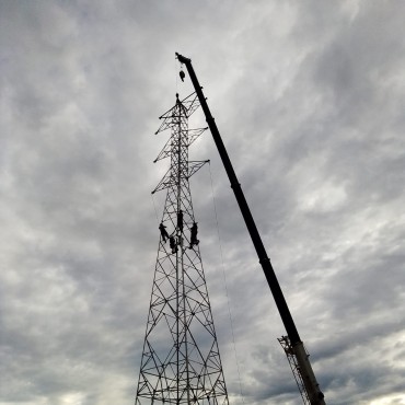 Montagem de torre de rede de alta tensão